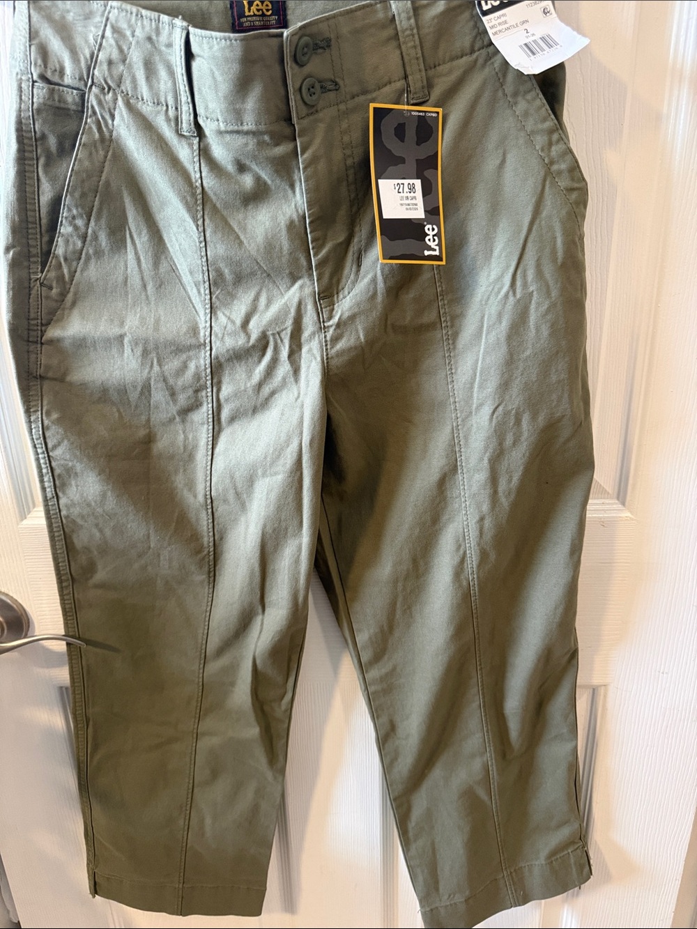 NWT- SUPER CUTE!! Lee Women’s  Olive Utility Chinos on Petites & Capris on Tall